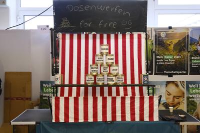 Dosenwerfen Stand auf Veggie Messe-stock-foto