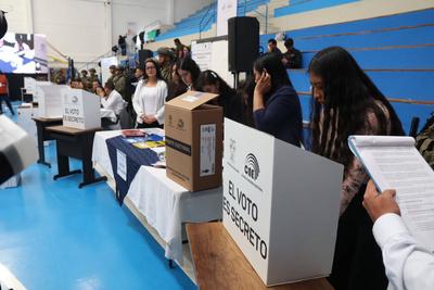 SIMULACRO REFERÉNDUM Y CONSULTA POPULAR-stock-foto