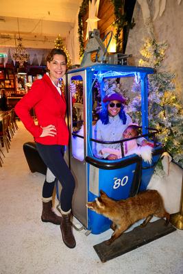 GLAMOUR & GENUSS EVENT by Wildhagen & Friends, Kunstgaleristin Sarah Kronsbein mit K?nstlerin Chrystal Paris und T?chter-stock-foto