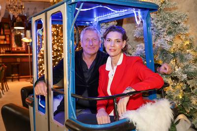 GLAMOUR & GENUSS EVENT by Wildhagen & Friends, Gastgeber Markus Wildhagen (Bares f?r Rares) mit Kunstgaleristin Sarah Kr-stock-foto