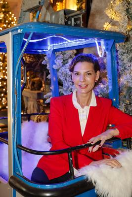 GLAMOUR & GENUSS EVENT by Wildhagen & Friends, Kustgaleristin Sarah Kronsbein in einer antiken Gondel D?sseldorf Wandelh-stock-foto