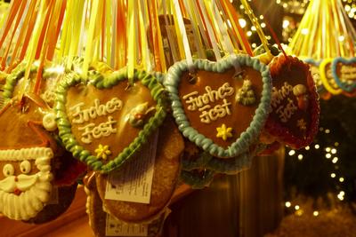 cntv/SantaPauli- Lebkuchen Herzen Aufschrift Frohes Fest Bunte Buden mit allem Weihnachtlichen leckereien Der St. Pauli Weihnachtsmarkt ist er?ffnet mit auf der Reeperbahn Kietz ist als erster Weihnachtmarkt eroeffnet 10.11.2025 Hamburg St.Pauli Hamburg Deutschland *** cntv SantaPauli gingerbread hearts inscription Merry Christmas Colorful stalls with all Christmas goodies The St Pauli Christmas market is open with on the Reeperbahn Kietz is the first Christmas market to open 10 11 2025 Hamburg St Pauli Hamburg Germany-stock-foto