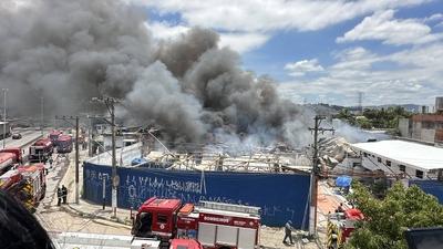 Fire destroys warehouse on the side of the Fernao Dias highway, in the northern zone of Sao Paulo.-stock-foto