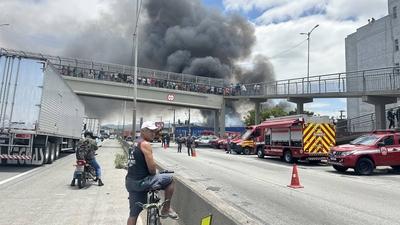 Fire destroys warehouse on the side of the Fernao Dias highway, in the northern zone of Sao Paulo.-stock-foto