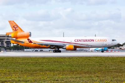 Centurion Air Cargo Flugzeug Flughafen Miami Miami, Florida - 6. April 2019: Ein McDonnell Douglas MD-11 Flugzeug der Ce-stock-foto