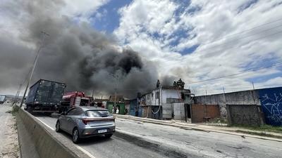 Fire destroys warehouse on the side of the Fernao Dias highway, in the northern zone of Sao Paulo.-stock-foto
