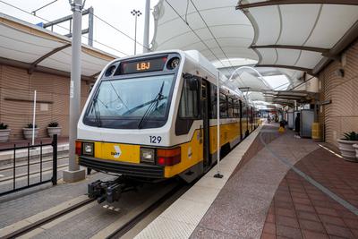 Stadtbahn Dallas DART Light Rail Nahverkehr an der Haltestelle DFW Airport in Dallas, USA Dallas, USA - 7. Mai 2023: Sta-stock-foto