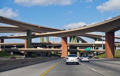 Cars Driving on a Freeway Cars Driving on a Freeway Dallas TX US PUBLICATIONxINxGERxSUIxAUTxHUNxON-stock-foto