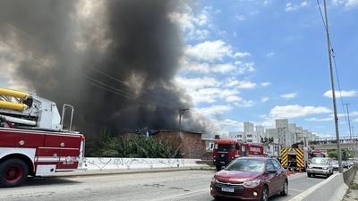 Fire destroys warehouse on the side of the Fernao Dias highway, in the northern zone of Sao Paulo.-stock-foto