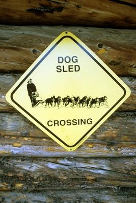 Bildnummer: 52681963  Datum: 15.05.2007  Copyright: imago/Helge SobikSchild warnt vor kreuzenden Hundeschlitten in Inuvik in den Northwest Territories - Kanada, Objekte; 2007, Inuvik, Northwest Territories, Kanada, Hinweis; , hoch, Kbdia, Einzelbild, Freisteller,  , alternativer, Verkehr, Reisen, Nordamerika; Aufnahmedatum gesch?tztBildnummer 52681963 Date 15 05 2007 Copyright Imago Helge Sobik Shield warns before crossing Sled dogs in Inuvik in the Northwest Territories Canada Objects 2007 Inuvik Northwest Territories Canada Note vertical Kbdia Single cut out alternative Traffic Travel North America date estimated-stock-foto