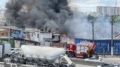 Fire destroys warehouse on the side of the Fernao Dias highway, in the northern zone of Sao Paulo.-stock-foto