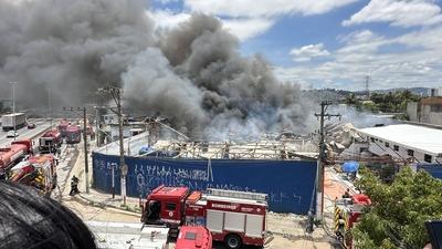 Fire destroys warehouse on the side of the Fernao Dias highway, in the northern zone of Sao Paulo.-stock-foto