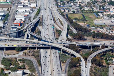 Luftbild Autobahnkreuz San Diego und Century Freeway Verkehr in Los Angeles, USA Los Angeles, USA - 4. November 2022: Lu-stock-foto