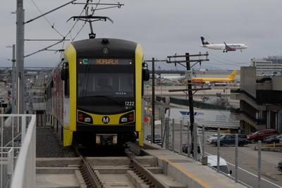 LOS ANGELOS, CA - JUNE 06: A metro train travels on the rail at the LAX/Metro transit center on June 6, 2025 in Los Ange-stock-foto