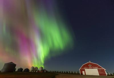 Northern lights illuminating great west farms in rural landscape-stock-foto