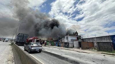 Fire destroys warehouse on the side of the Fernao Dias highway, in the northern zone of Sao Paulo.-stock-foto