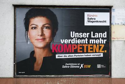 Wahlplakat des BSW mit einem Portr?t von Sarah Wagenknecht zur Bundestagswahl am 23. Februar 2025-stock-foto