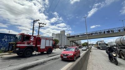 Fire destroys warehouse on the side of the Fernao Dias highway, in the northern zone of Sao Paulo.-stock-foto