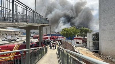 Fire destroys warehouse on the side of the Fernao Dias highway, in the northern zone of Sao Paulo.-stock-foto