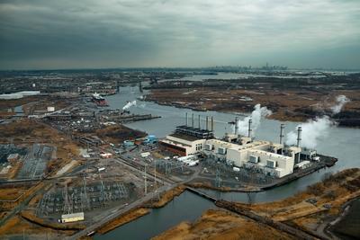 Refinery with building Skyscraper Twilight Industry Overcast architecture with America PUBLICATIONxNOTxINxCHN 2681246893-stock-foto