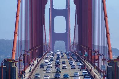 Symbolbild Golden Gate Bridge, San Francisco, Stau, belebte Fahrbahn, Autos, Fu?g?nger, Radfahrer, rote Stahlseile, Br?c-stock-foto