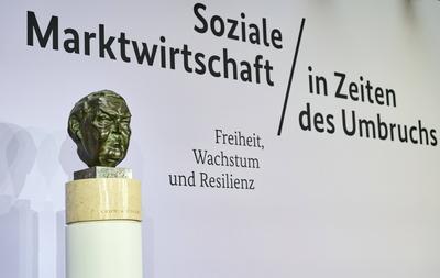 Bernd M.Stock - Symposium Soziale Marktwirtschaft-stock-foto