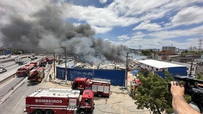 Fire destroys warehouse on the side of the Fernao Dias highway, in the northern zone of Sao Paulo.-stock-foto