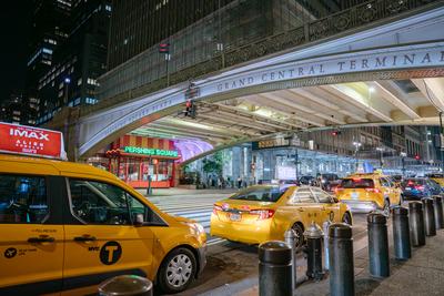 Gelbe NYC Taxis vor dem Grand Central Terminal bei Nacht-stock-foto