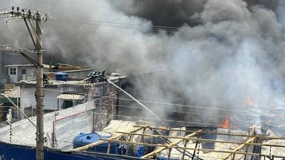 Fire destroys warehouse on the side of the Fernao Dias highway, in the northern zone of Sao Paulo.-stock-foto