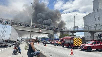 Fire destroys warehouse on the side of the Fernao Dias highway, in the northern zone of Sao Paulo.-stock-foto