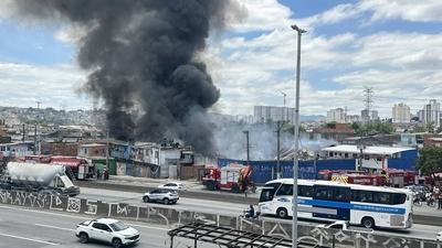 Fire destroys warehouse on the side of the Fernao Dias highway, in the northern zone of Sao Paulo.-stock-foto
