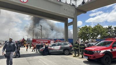 Fire destroys warehouse on the side of the Fernao Dias highway, in the northern zone of Sao Paulo.-stock-foto