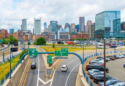 Boston - Juni 2016, MA, USA: Boston Skyline im Sommer Tag, Panoramablick auf Geb?ude in der Innenstadt und Autobahn mit Verkehr-stock-foto