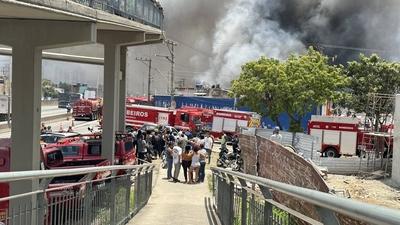 Fire destroys warehouse on the side of the Fernao Dias highway, in the northern zone of Sao Paulo.-stock-foto