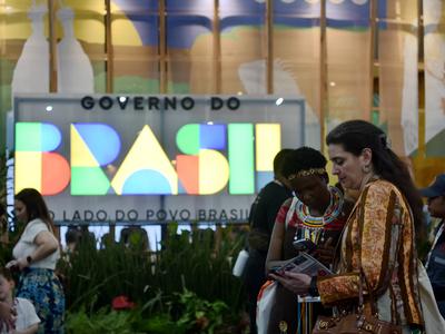 BELEM, BRAZIL - NOVEMBER 10: Attendees communicate with each other outside the venue of the 30th UN Climate Change Confe-stock-foto
