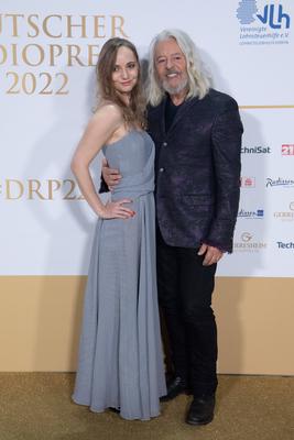 RECORD DATE NOT STATED Roland ORZABAL mit Partnerin Emily RATH, TEARS FOR FEARS, Musikgruppe, Roter Teppich, Red Carpet-stock-foto