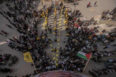 Palestinians take part in a ceremony marking the 21st anniversary of the death of Palestinian leader Yasser Arafat-stock-foto