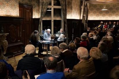 Podiumsveranstaltung zur Buchpräsentation Freispruch für Stella Goldberg , ein Roman von Karl Alich im Kaminzimmer des L-stock-foto