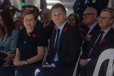 Senator Jenny McCallister and NSW Premier Chris Minns attend a Remembrance Day service at The Cenotaph, in Sydney, Tuesd-stock-foto