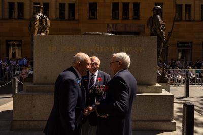 (L-R) RSL™s Rod Holtham, Ron Webb and Bob Hall attend during a Remembrance Day service at The Cenotaph, in Sydney, Tuesd-stock-foto