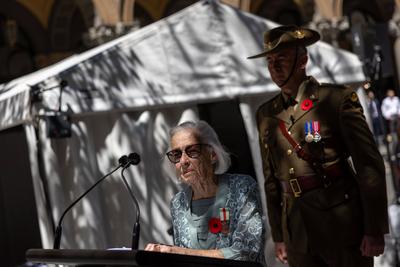 Second World War veteran Mrs Grace Wood during a Remembrance Day service at The Cenotaph, in Sydney, Tuesday, November 1-stock-foto