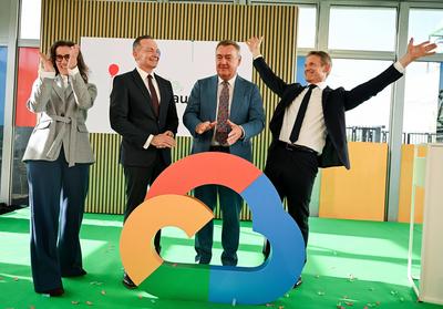 06.10.2023, xpsx, Lokal Hanau Google er?ffnet sein erstes eigenes Cloud-Rechenzentrum v.l. Claus Kaminsky (Oberb?rgermei-stock-foto