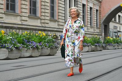 Jutta SPEIDEL , Schauspielerin, schlendert durch M?nchen, Einzelbild,Freisteller,Ganzkoerperaufnahme,ganze Figur. ZDF Em-stock-foto