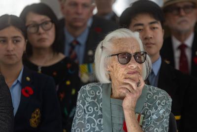 Second World War veteran Mrs Grace Wood during a Remembrance Day service at The Cenotaph, in Sydney, Tuesday, November 1-stock-foto