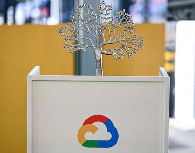 06.10.2023, xpsx, Lokal Hanau Google er?ffnet sein erstes eigenes Cloud-Rechenzentrum v.l. cloud wolke logo baum zeichen-stock-foto