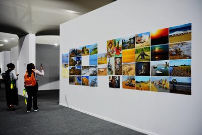 BELEM, BRAZIL - NOVEMBER 10: People visit an environmental protection-themed photography works exhibition during the 30t-stock-foto