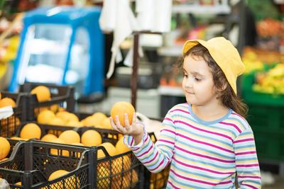 Kid kleine niedliche M?dchen Einkaufen f?r frisches Bio-Obst Orangen und Gem?se im Supermarkt-stock-foto