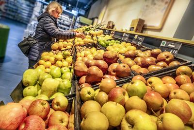 Kundin im Biomarkt, Obst- und Gem?sestand, kauft regionale Lebensmittel, M?nchen, November 2024 Deutschland, M?nchen, No-stock-foto