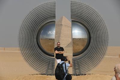 Giza Pyramids, a backdrop for 'Forever Is Now' contemporary art exhibition in EgyptGiza Pyramids, a backdrop for 'Forever Is Now' contemporary art exhibition in Egypt-stock-foto