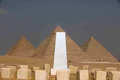 Giza Pyramids, a backdrop for 'Forever Is Now' contemporary art exhibition in EgyptGiza Pyramids, a backdrop for 'Forever Is Now' contemporary art exhibition in Egypt-stock-foto